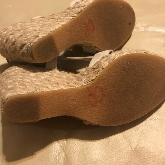 Micheal Kors cream color leather wedge sandals - Picture 7 of 8